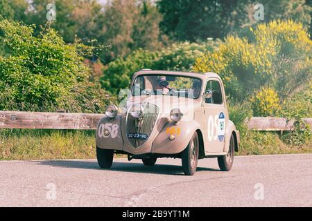 PESARO COLLE SAN BARTOLO , ITALIE - 17 MAI 2018 : FIAT 500 B 'TOPOLINO' 1948 sur une vieille voiture de course en rallye Mille Miglia 2018 le célèbre histo italien Banque D'Images