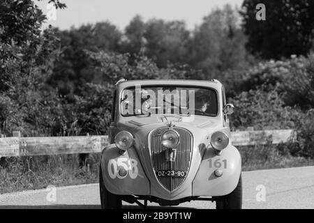 PESARO COLLE SAN BARTOLO , ITALIE - 17 MAI 2018 : FIAT 500 B 'TOPOLINO' 1948 sur une vieille voiture de course en rallye Mille Miglia 2018 le célèbre histo italien Banque D'Images