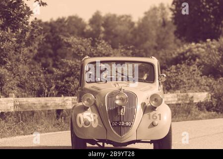 PESARO COLLE SAN BARTOLO , ITALIE - 17 MAI 2018 : FIAT 500 B 'TOPOLINO' 1948 sur une vieille voiture de course en rallye Mille Miglia 2018 le célèbre histo italien Banque D'Images