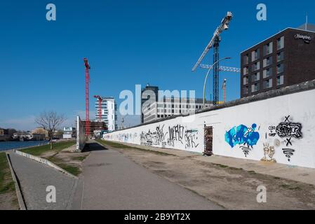 La East Side Gallery, une bande intacte du mur de Berlin qui est habituellement animée avec les touristes, est désertée en raison du verrouillage du virus corona Banque D'Images