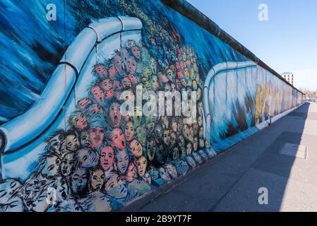 La East Side Gallery, une bande intacte du mur de Berlin qui est habituellement animée avec les touristes, est désertée en raison du verrouillage du virus corona Banque D'Images