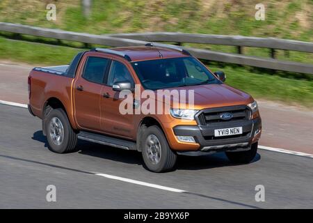 2019 Bronze Ford Ranger Wildtrak 4X4 DCB T ; véhicules en mouvement, conduite de véhicule, routes, moteurs, motorisation sur l'autoroute M6 Banque D'Images