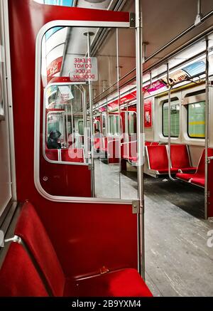 Peu de personnes à proximité d'un train de métro TTC vide et à maintenir des distances sociales à Toronto pendant la pandémie de Cavid-19 a.k.a. nouveau coronarirus le 24 mars 2020. État d'urgence de la ville Banque D'Images