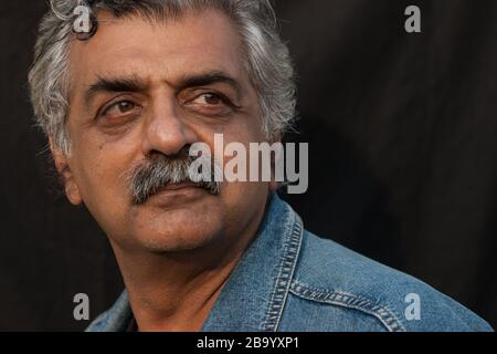 Tariq Ali, historien britannique pakistanais, romancier, cinéaste, militante politique et commentateur, au Edinburgh International Book Festival, Édimbourg, Écosse, août 2003. Banque D'Images