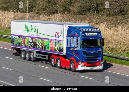 SALADES LEN WRIGHT ; Harrisons Hanna Rae a nommé Haulage camions de livraison, camion, transport, tout ce qui est frais est toujours en croissance camion, transporteur de fret, Scania S520 véhicule, transport commercial européen, industrie, M6 à Manchester, Royaume-Uni Banque D'Images