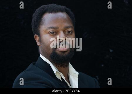 Ben Okri OBE, poète et écrivain nigérian, comparaît au Edinburgh International Book Festival, Édimbourg, Écosse, août 2003. Banque D'Images