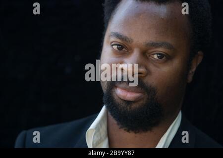 Ben Okri OBE, poète et écrivain nigérian, comparaît au Edinburgh International Book Festival, Édimbourg, Écosse, août 2003. Banque D'Images