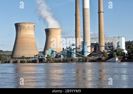 Centrale électrique de Pleasants, centrale électrique au charbon, centrale au charbon de 1,3 gigawatt, tours de refroidissement, rivière Ohio. Banque D'Images