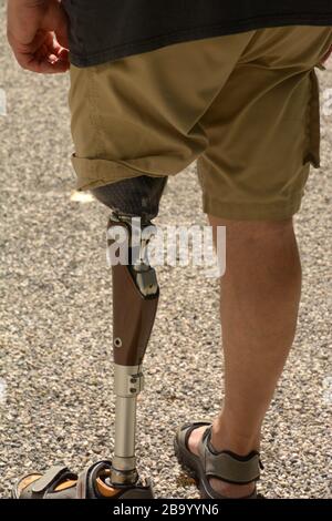 prothèse de jambe gauche homme auto-assuré portant un short, homme avec amputé jambe gauche avec prothèse en carbone Banque D'Images