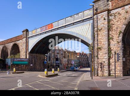 Le pont ferroviaire Arches transportant la ligne Severn Beach sur Gloucester Road à Bristol, au Royaume-Uni Banque D'Images