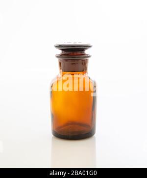 Pharmacie, concept de médecine. Bouteille de verre de couleur marron avec bouchon isolé sur fond blanc. Huile, cosmétiques, parfums, contenant de médicaments moc Banque D'Images