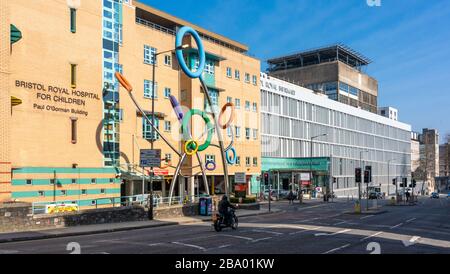 Bristol Royal Hospital for Children and Lollipop be-Bop sculpture à côté de Bristol Royal Infirmary dans le centre-ville Banque D'Images