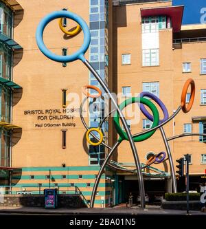 Bristol Royal Hospital for Children et Lollipop be-Bop sculpture sur Upper Maudlin Street dans le centre de Bristol UK Banque D'Images