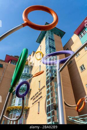 Bristol Royal Hospital for Children et Lollipop be-Bop sculpture sur Upper Maudlin Street dans le centre de Bristol UK Banque D'Images