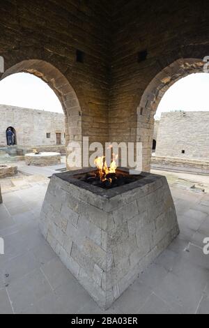 Vue intérieure du Temple central de l'État du Temple d'Atashgah, près de Bakou, en Azerbaïdjan. Feu Temple de Bakou montrant une flamme pour Zoroastrians. Banque D'Images