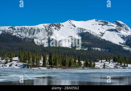 Paysage de fonte de glace sur le lac Molas et de neige sur les montagnes de San Juan dans le Colorado Banque D'Images