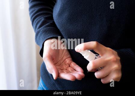 Mains féminines utilisant un spray antiseptique pour les mains. Grippe, maladie, concept de pandémie. Mise au point douce Banque D'Images