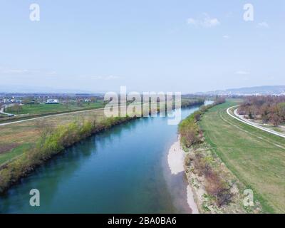 Drone survolant la rivière Sava et le lac Jarun à Zagreb Banque D'Images