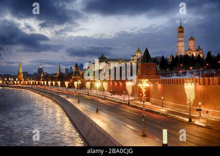 = Embankment Kremlevskaya et Kremlin de Moscou en hiver Twilight = Nuit paysage urbain de Moscou avec vue depuis le pont Bolshoy Moskvoretsky sur la rivière Banque D'Images