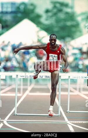 Edwin Moses (États-Unis) en compétition lors des épreuves de la piste olympique et de l'équipe de terrain des États-Unis de 1988 Banque D'Images