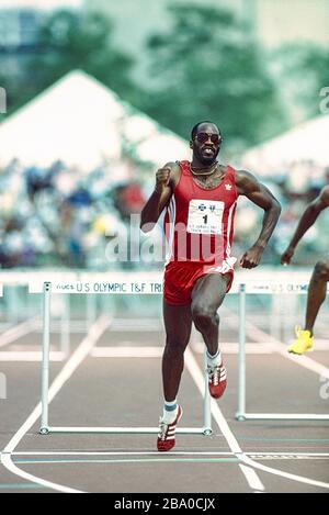 Edwin Moses (États-Unis) en compétition lors des épreuves de la piste olympique et de l'équipe de terrain des États-Unis de 1988 Banque D'Images
