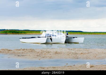 Tout nouveau catamaran de voile lors de la visite quotidienne sur peu profond Banque D'Images