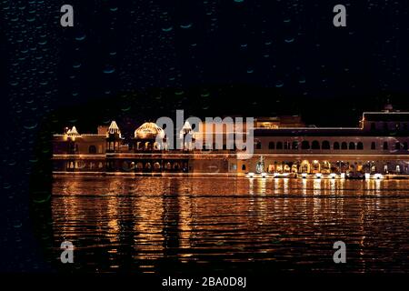 Jagmandir Island Palace udaipur (Rajasthan). L'un des meilleurs hôtels d'udaipur.JAG Mandir est un palais construit sur une île du lac Pichola. Banque D'Images