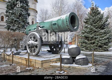 Tsar Cannon après les chutes de neige (angle de vue) en hiver, Kremlin de Moscou, Russie Banque D'Images