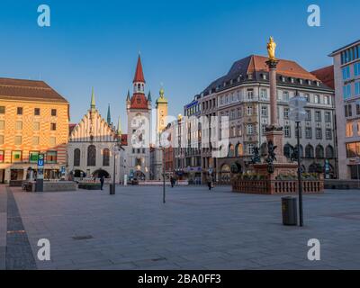 Munich-Allemagne, 25. März 2020: Très peu de personnes sur la place Marienplatz habituellement bondée à Munich en raison du verrouillage partiel. Banque D'Images