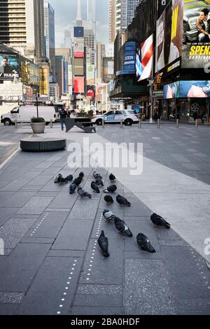 New York Times Square pendant l'éclosion du virus Corona, la quarantaine est principalement vide Banque D'Images