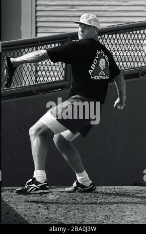 Red Sox Pitcher Roger Clemens pracriz ses compétences de pichet dans le stylo à tête plate Red Sox pendant une journée au Fenway Park à Boston Ma USA photo excitsive de Bill Bellknap années 1990 Banque D'Images