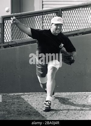 Red Sox Pitcher Roger Clemens pracriz ses compétences de pichet dans le stylo à tête plate Red Sox pendant une journée au Fenway Park à Boston Ma USA photo excitsive de Bill Bellknap années 1990 Banque D'Images