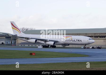 EC-MFB Airbus A 340 de plus Ultra atterrissage à l'aéroport de Cotswold, Kemble, Royaume-Uni, le 8 décembre 2019 pour la retraite. Banque D'Images