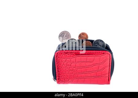 Portefeuille en cuir rouge ouvert avec pièces de monnaie d'un cent et un quart de dollar à proximité. Crise financière, pauvreté, manque d'argent. Isolé sur fond blanc Banque D'Images
