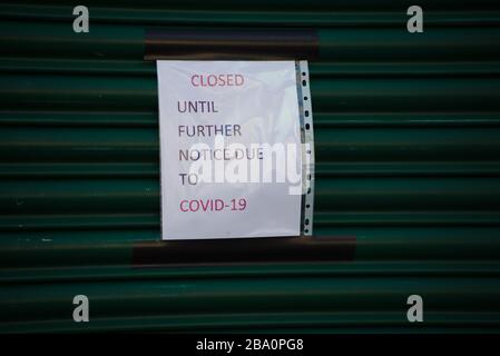 Vert, Royaume-Uni. 25 mars 2020. Un avis sur les volets confirmant que le poisson et la puce de Greenside ont fermé en raison du Coronavirus. Crédit : Colin Edwards/Alay Live News. Banque D'Images