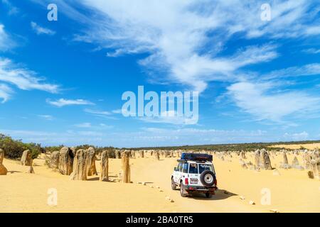 Voiture à 4 roues motrices sur une route de terre à travers les Pinnacles, le parc national Nambung, Cervantes, Australie occidentale, Australie Banque D'Images