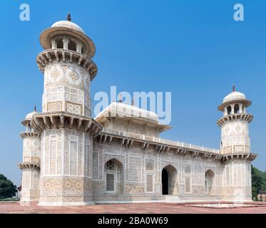 Tombe d'Itmad-ud-Daulah (I'timād-ud-Daulah), également connu sous le nom de 'Baby Taj', mausolée de Mughal dans la ville d'Agra, Uttar Pradesh, Inde Banque D'Images