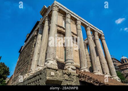 Temple d'Antoninus Pie et Faustina à Rome Banque D'Images