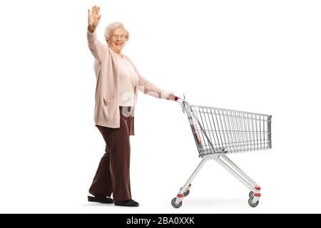 Photo pleine longueur d'une dame senior agitant et poussant un panier vide isolé sur fond blanc Banque D'Images