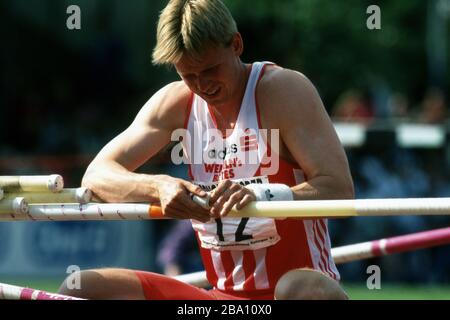 Athènes, Griechenland. 25 mars 2020. firo: 1997, Championnats du monde d'athlétisme, en Grèce Sports, coupe du monde, Championnats du monde, Championnats du monde d'athlétisme, Championnats du monde d'athlétisme, à Athènes, 1997, archive images athlétisme, décathlon, décathlon, 10-man, hommes, Frank Busemann, Allemagne, gagne bronze, demi-figure, Pole Vault | usage mondial crédit: dpa/Alay Live News Banque D'Images