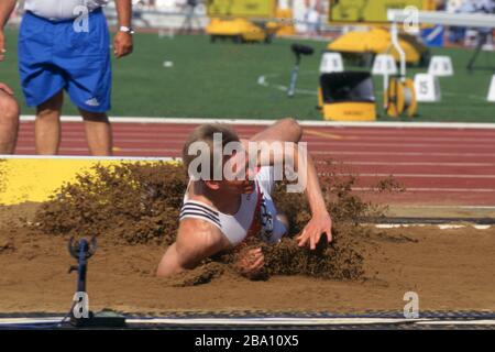 Athènes, Griechenland. 25 mars 2020. firo: 1997, Championnats du monde d'athlétisme, en Grèce Sport, coupe du monde, Championnats du monde, Championnats du monde d'athlétisme, Championnats du monde d'athlétisme, à Athènes, 1997, archive images athlétisme, décathlon, décathlon, 10-man, hommes, Frank Busemann, Allemagne, gagne bronze, figure entière, saut long, dans la fosse | usage mondial crédit: dpa/Alay Live News Banque D'Images