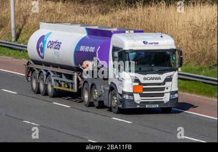 Camions de livraison Certas Energy Haulage, camion, transport, camion, cargo, véhicule Scania, transport commercial européen, industrie, M 6 à Manchester, Royaume-Uni Banque D'Images