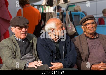 Trois vieux messieurs passant l'heure de la journée dans un village, Chypre. Banque D'Images