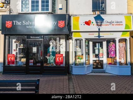 L'Armée du Salut et Helen et la Maison Douglas sont deux magasins à Bicester forcés de fermer à la suite de la pandémie de coronavirus. Banque D'Images