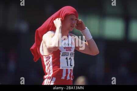 Athènes, Griechenland. 25 mars 2020. firo: 1997, Championnats du monde d'athlétisme, en Grèce Sports, coupe du monde, Championnats du monde, Championnats du monde d'athlétisme, Championnats du monde d'athlétisme, à Athènes, 1997, archive images athlétisme, décathlon, décathlon, 10-man, hommes, Frank Busemann, Allemagne, gagne bronze, demi-figure, pantalon sur la tête | usage mondial crédit: dpa/Alay Live News Banque D'Images