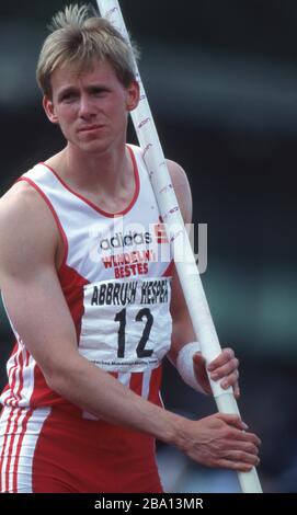 Athènes, Griechenland. 25 mars 2020. firo: 1997, Championnats du monde d'athlétisme, en Grèce Sports, coupe du monde, Championnats du monde, Championnats du monde d'athlétisme, Championnats du monde d'athlétisme, à Athènes, 1997, archive images athlétisme, décathlon, décathlon, 10-man, hommes, Frank Busemann, Allemagne, gagne bronze, demi-figure, Pole Vault | usage mondial crédit: dpa/Alay Live News Banque D'Images