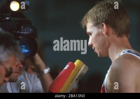 Athènes, Griechenland. 25 mars 2020. firo : 1997, Championnats du monde d'athlétisme, en Grèce Sports, coupe du monde, Championnats du monde, Championnats du monde d'athlétisme, Championnats du monde d'athlétisme, à Athènes, 1997, archive images athlétisme, décathlon, décathlon, 10-man, hommes, Frank Busemann, Allemagne, gagne bronze, demi-figure, entretien, télévision, télévision, expert de télévision Frank Busemann donne une interview | usage mondial crédit: dpa/Alay Live News Banque D'Images