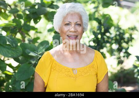 Portrait d'une femme africaine américaine dans un jardin Banque D'Images