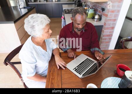 Senior African American Woman using laptop Banque D'Images