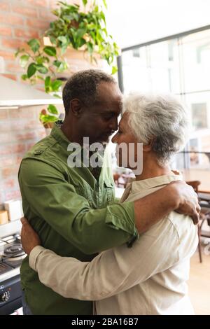 Un couple américain d'origine africaine se couchant dans la cuisine Banque D'Images